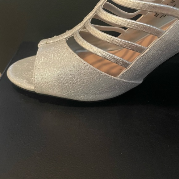 SALE✨Naturalizer Vanity Silver Dress Shoe - Picture 4 of 14